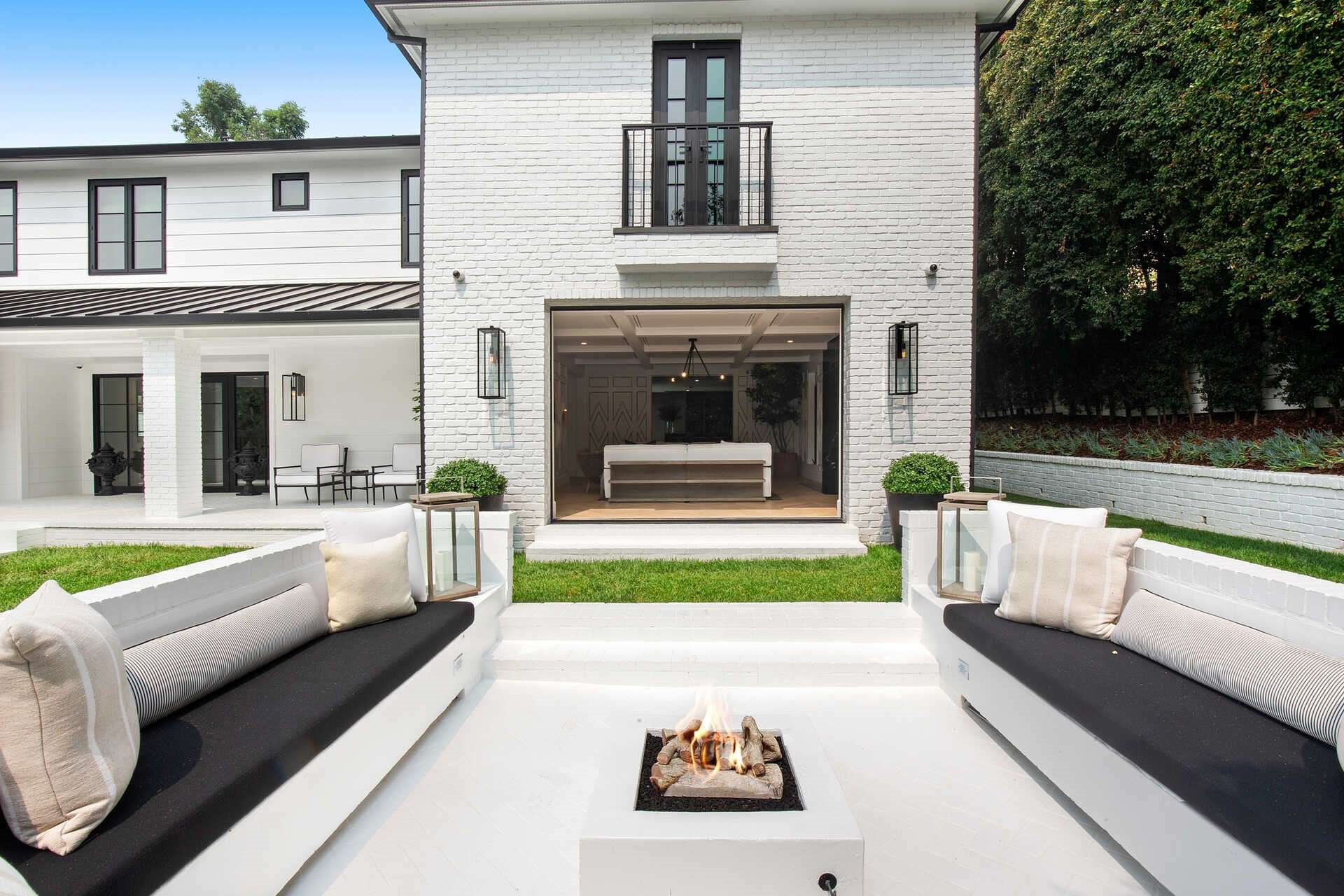 Casa Rihanna Beverly Hills comedor exterior con sofas de obra