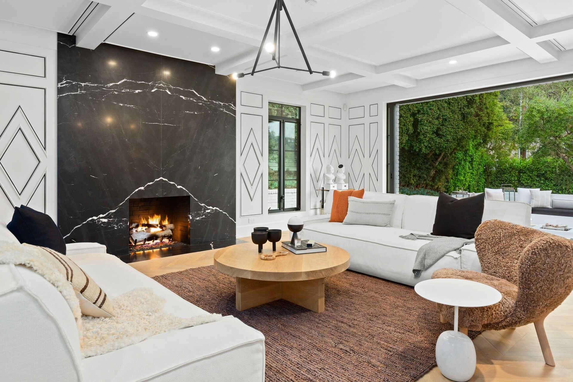 Casa Rihanna Beverly Hills salon con sofa blanco