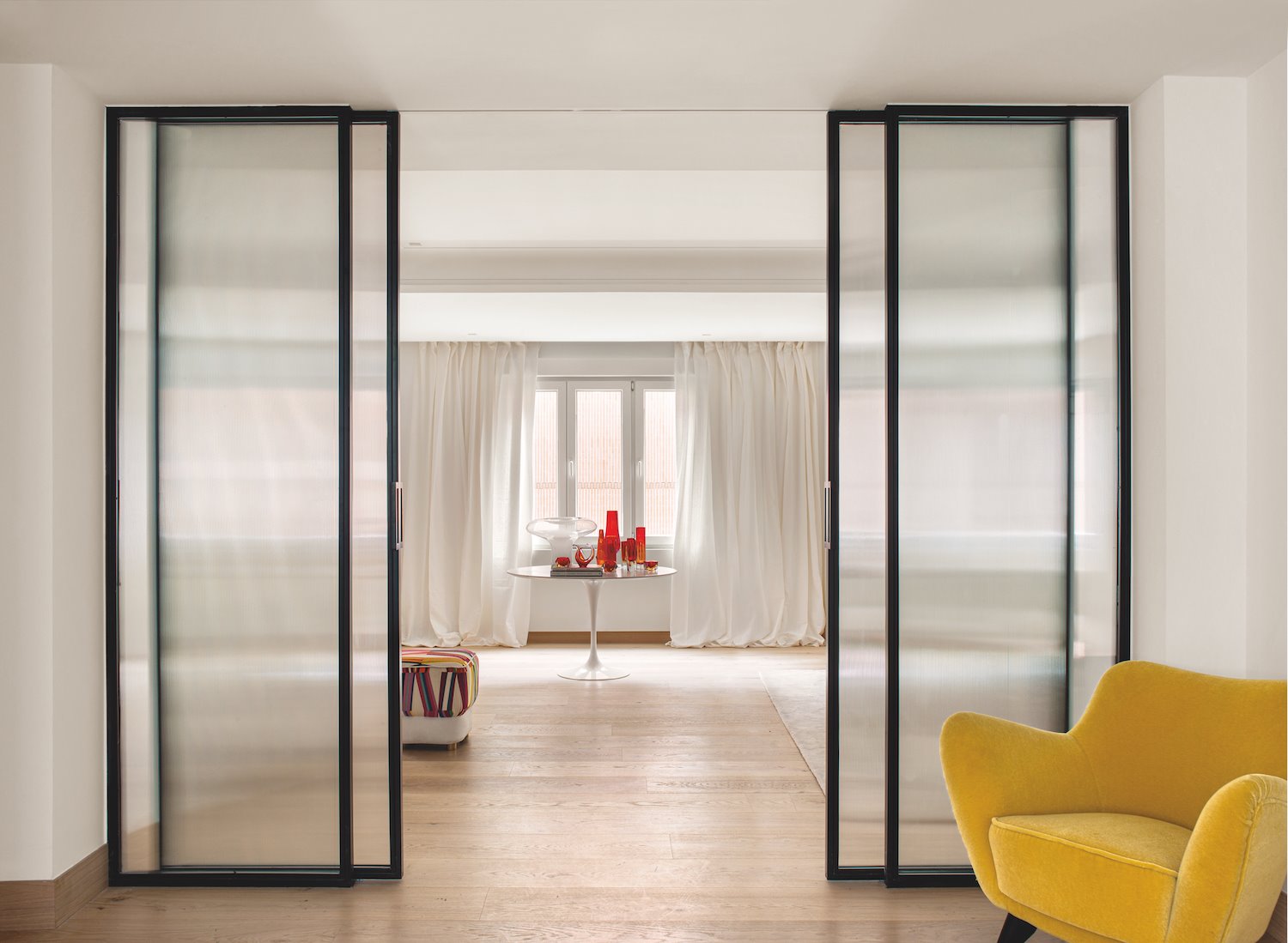Dormitorio con puertas correderas de un piso en Madrid