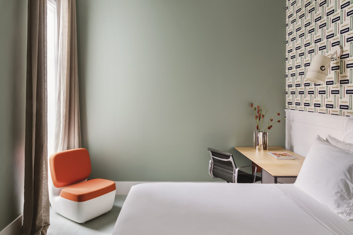 Hotel casa fortunato en Portugal dormitorio con butaca roja y blanca