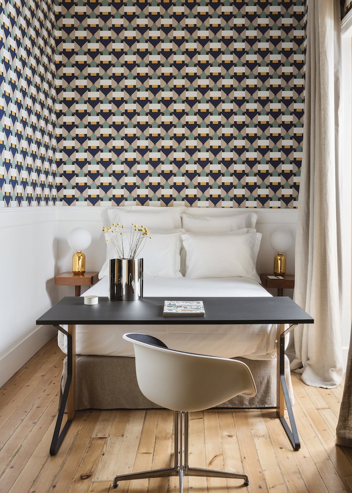 Hotel casa fortunato en Portugal dormitorio con mesa de trabajo a los pies de la cama