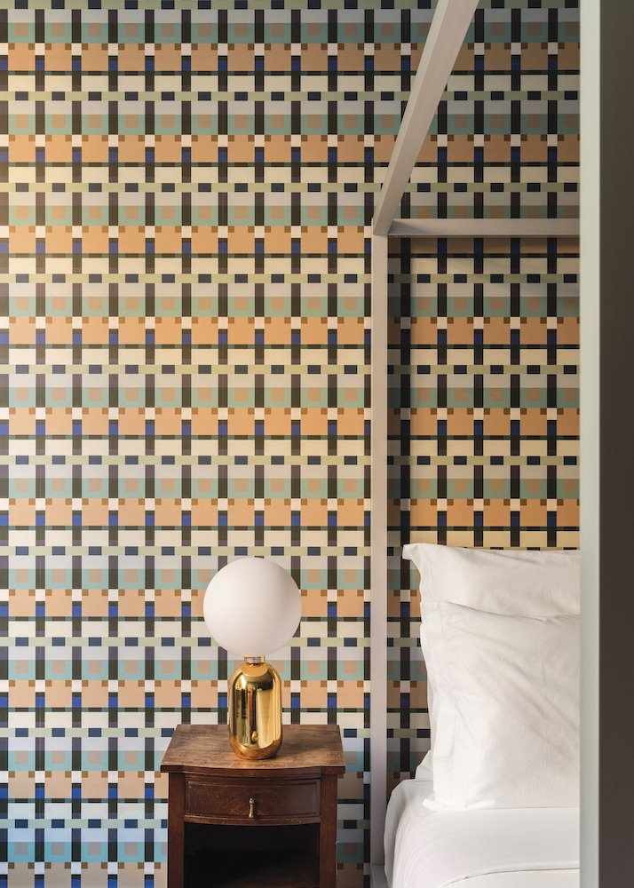 Hotel casa fortunato en Portugal habitacion con papel pintado geometrico