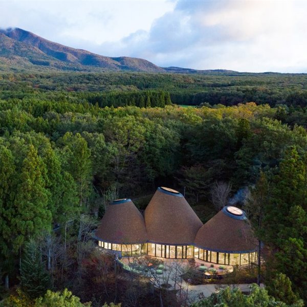 El hotel perfecto para escribir haikus rodeado de bosques en Japón