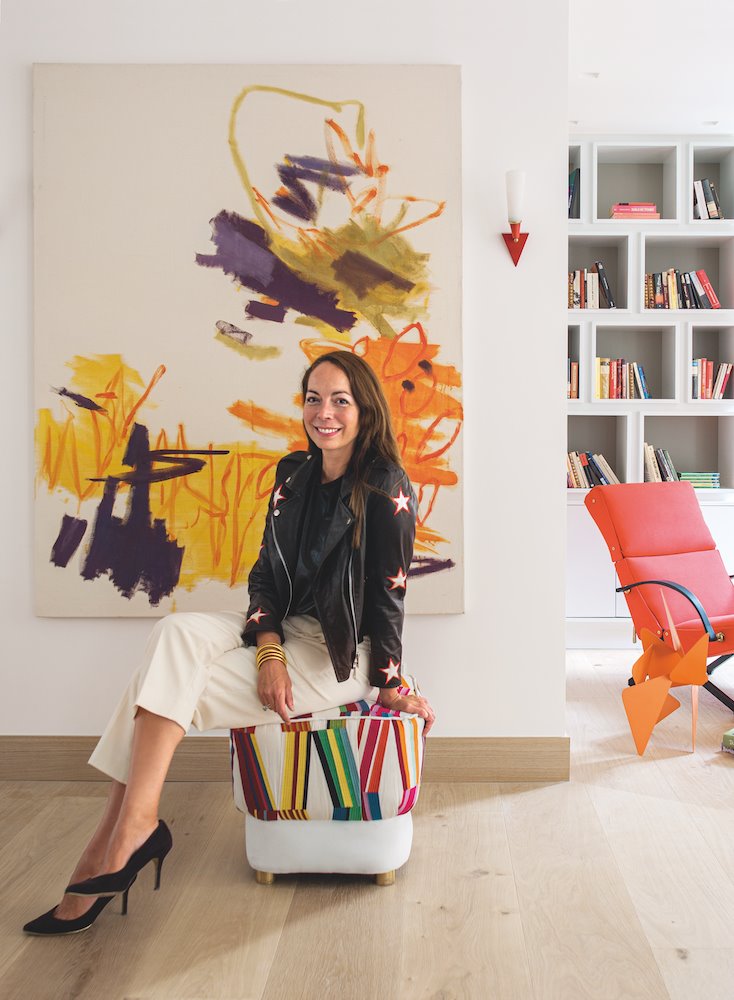 Laura Garna en un taburete de colores