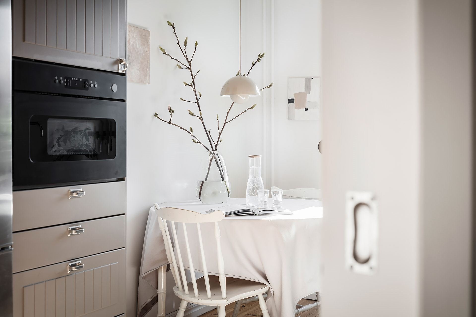 Piso con decoracion nordica y habitaciones con mucha luz comedor con horno