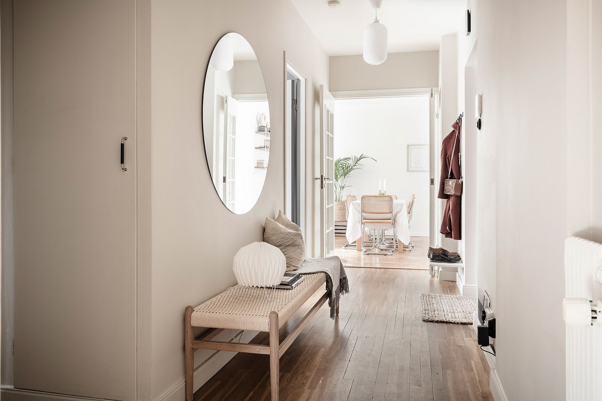 Piso con decoracion nordica y habitaciones con mucha luz entrada recepcion