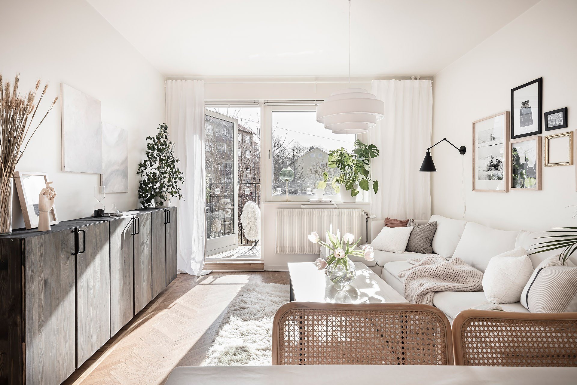 Piso con decoracion nordica y habitaciones con mucha luz salon en color blanco