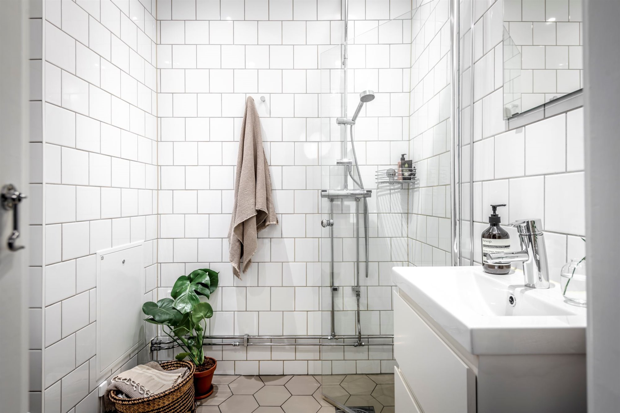 Piso con decoracion nordica y suelos de madera baño con azulejos de metro