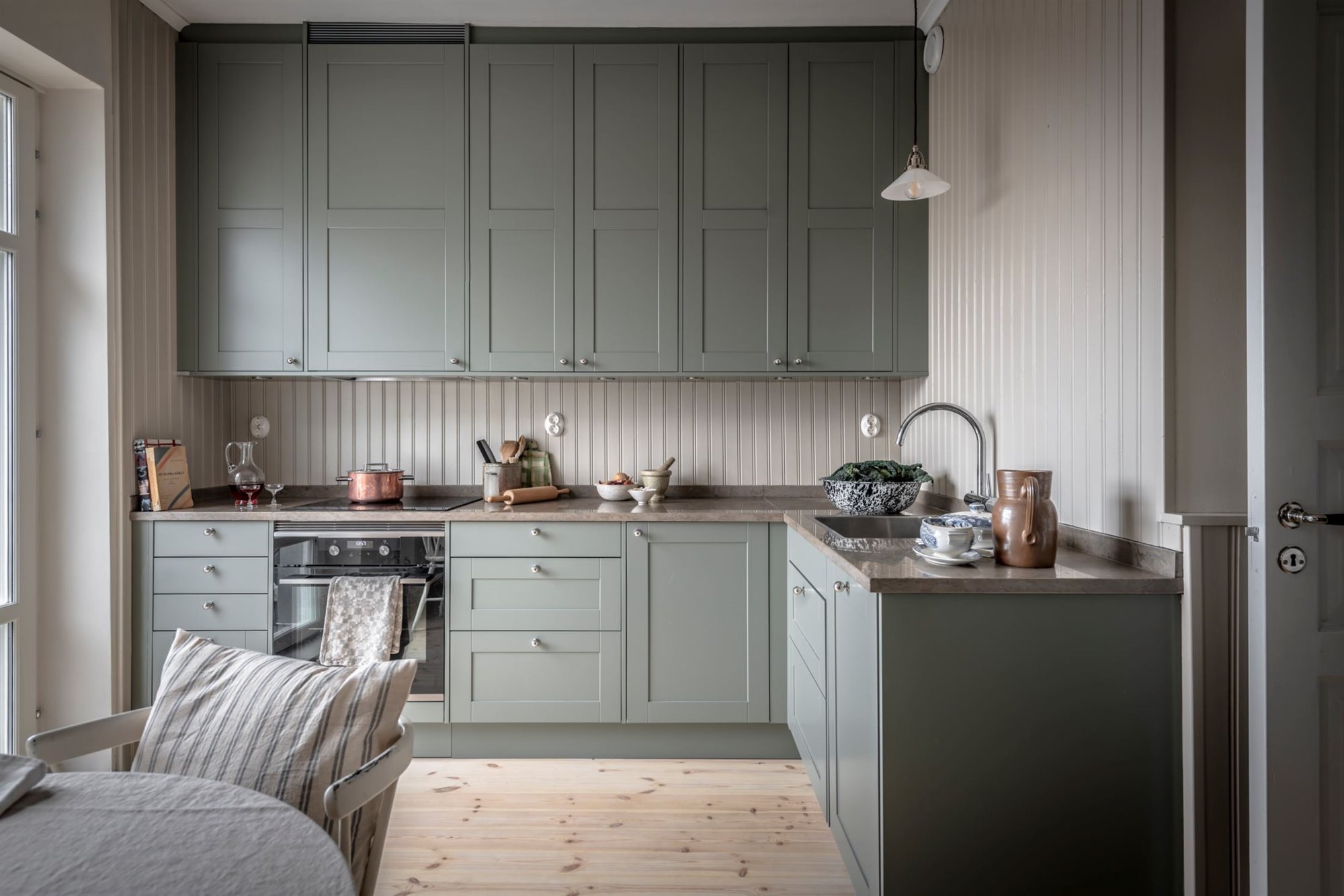 Piso con decoracion nordica y suelos de madera cocina en color verde gris