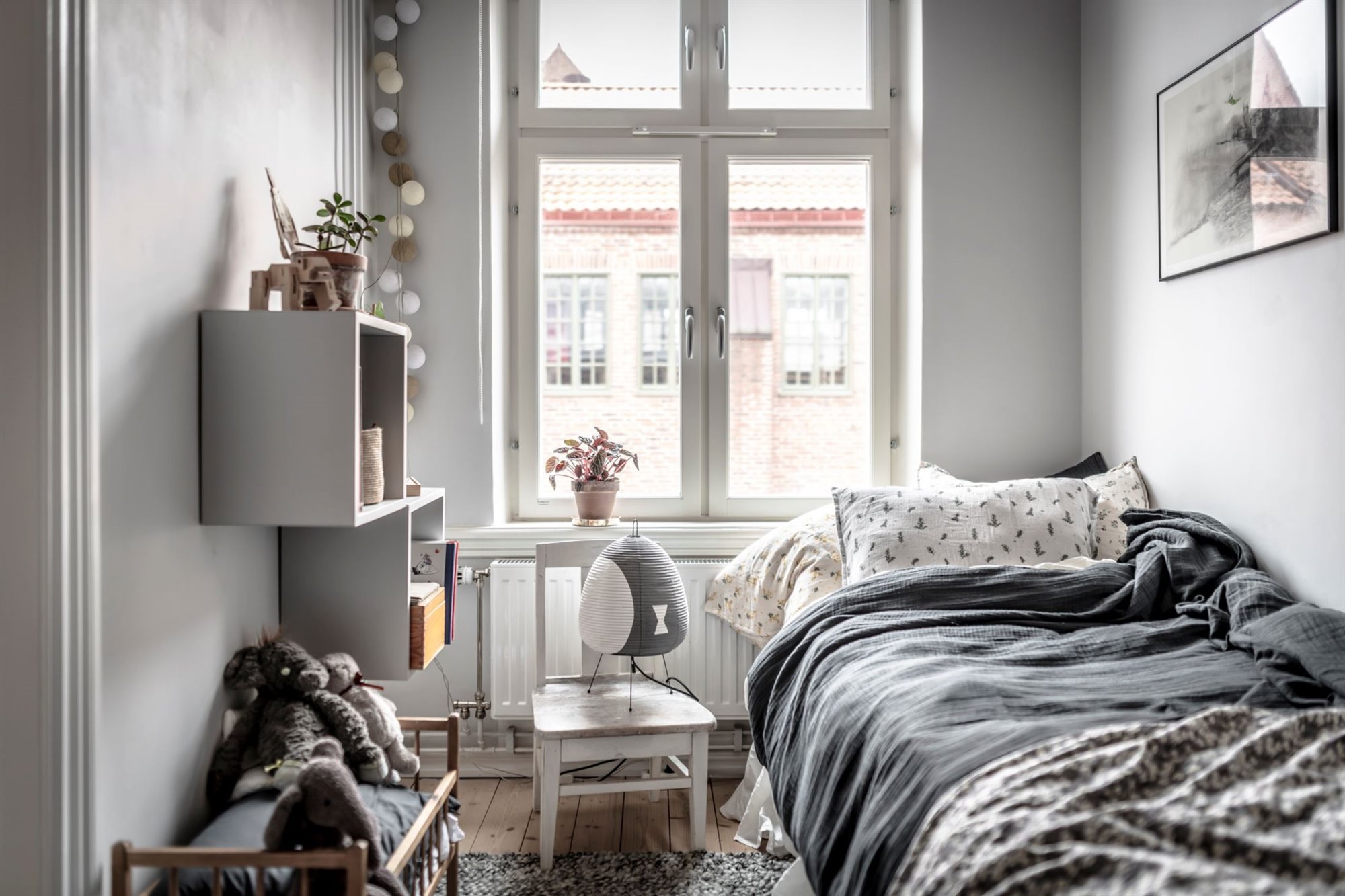 Piso con decoracion nordica y suelos de madera dormitorio infantil