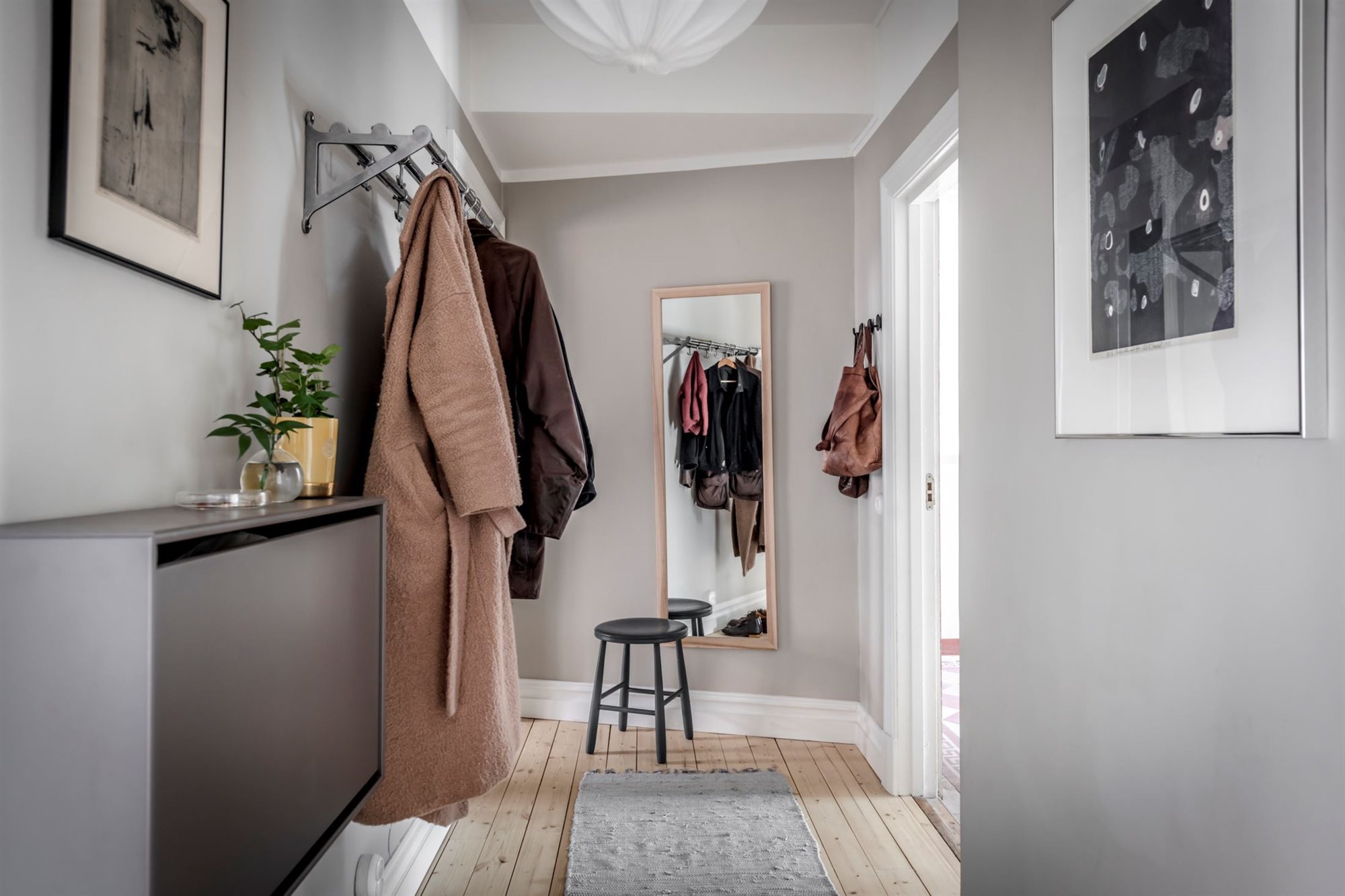 Piso con decoracion nordica y suelos de madera entrada