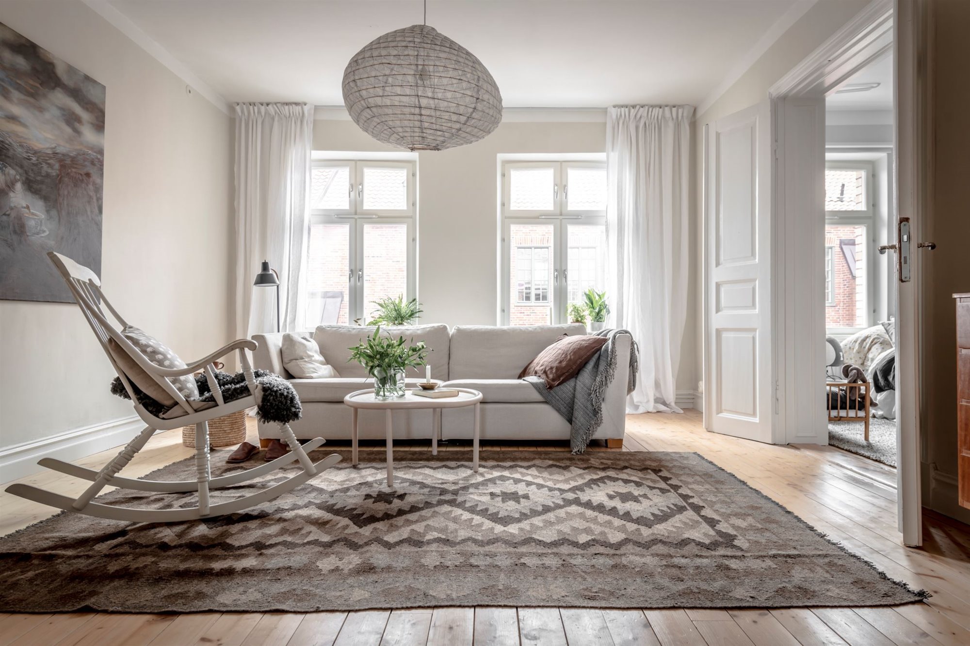 Piso con decoracion nordica y suelos de madera salon con mecedora