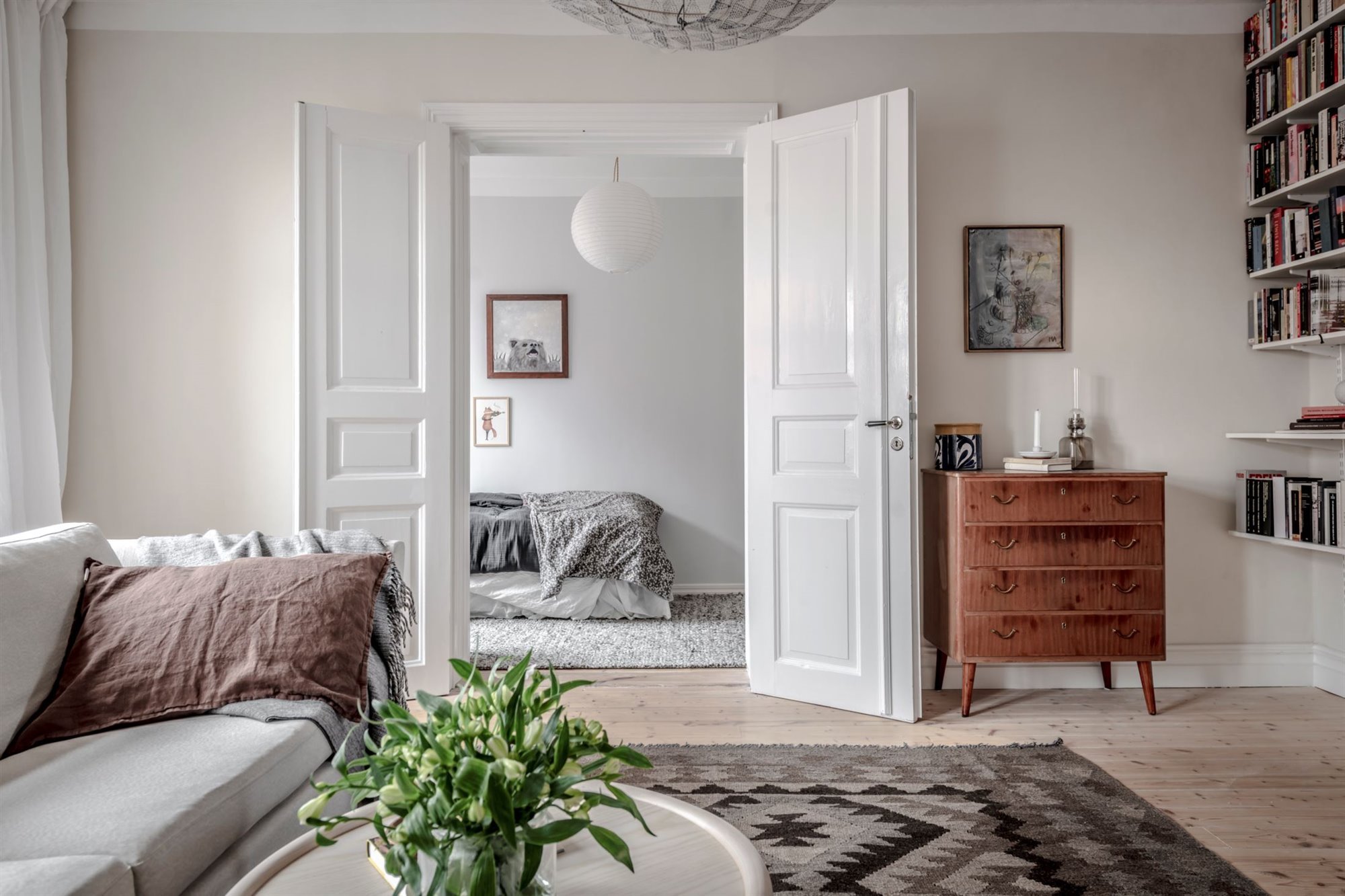 Piso con decoracion nordica y suelos de madera salon