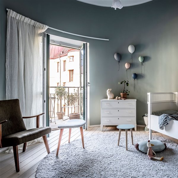 Piso moderno con decoracion nordica y paredes con molduras dormitorio infantil