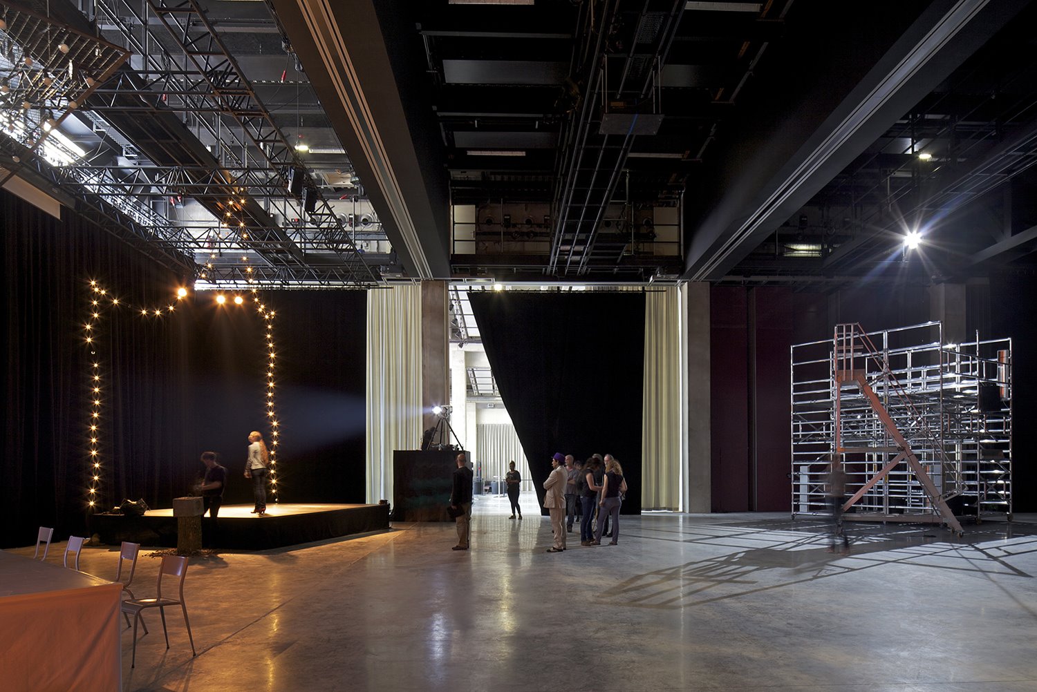 premio pritzker 2021 lacaton vassal teatro multiusos