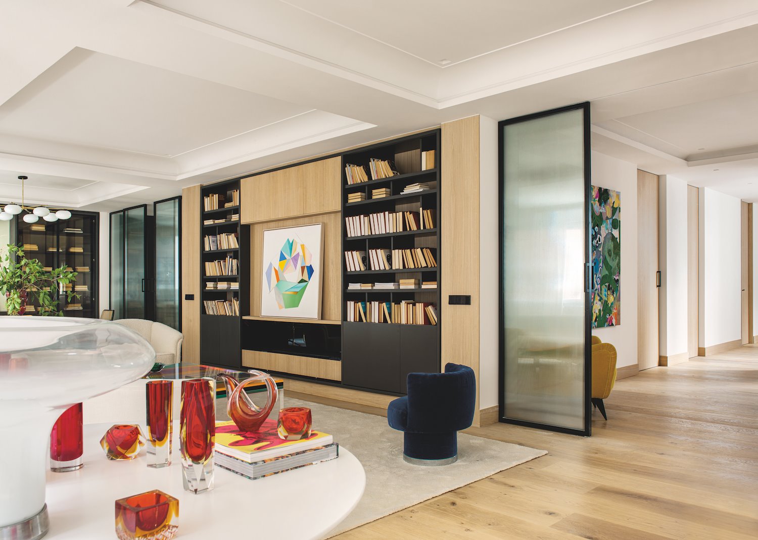 Salon con libreria de un piso en Madrid