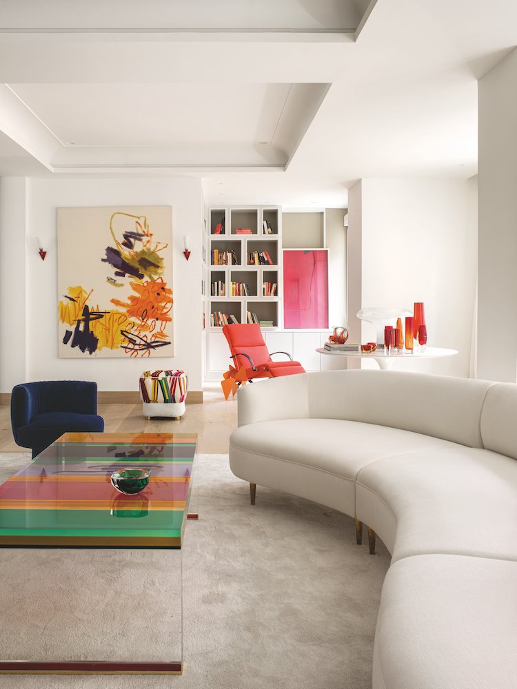 Salon con sofa de color blanco de un piso en Madrid