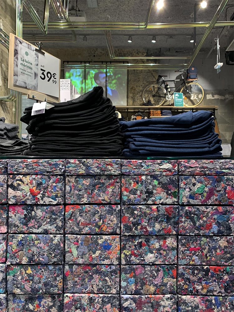Su uso como elemento decorativo en las tiendas de moda puede ayudar a concienciar sobre el uso responsable de la ropa.