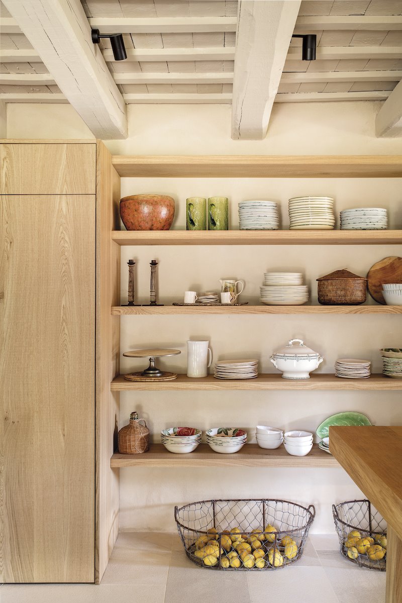 Casa en el Campo con decoracion moderna proyecto de Sandra Tarruella cocina con despensa