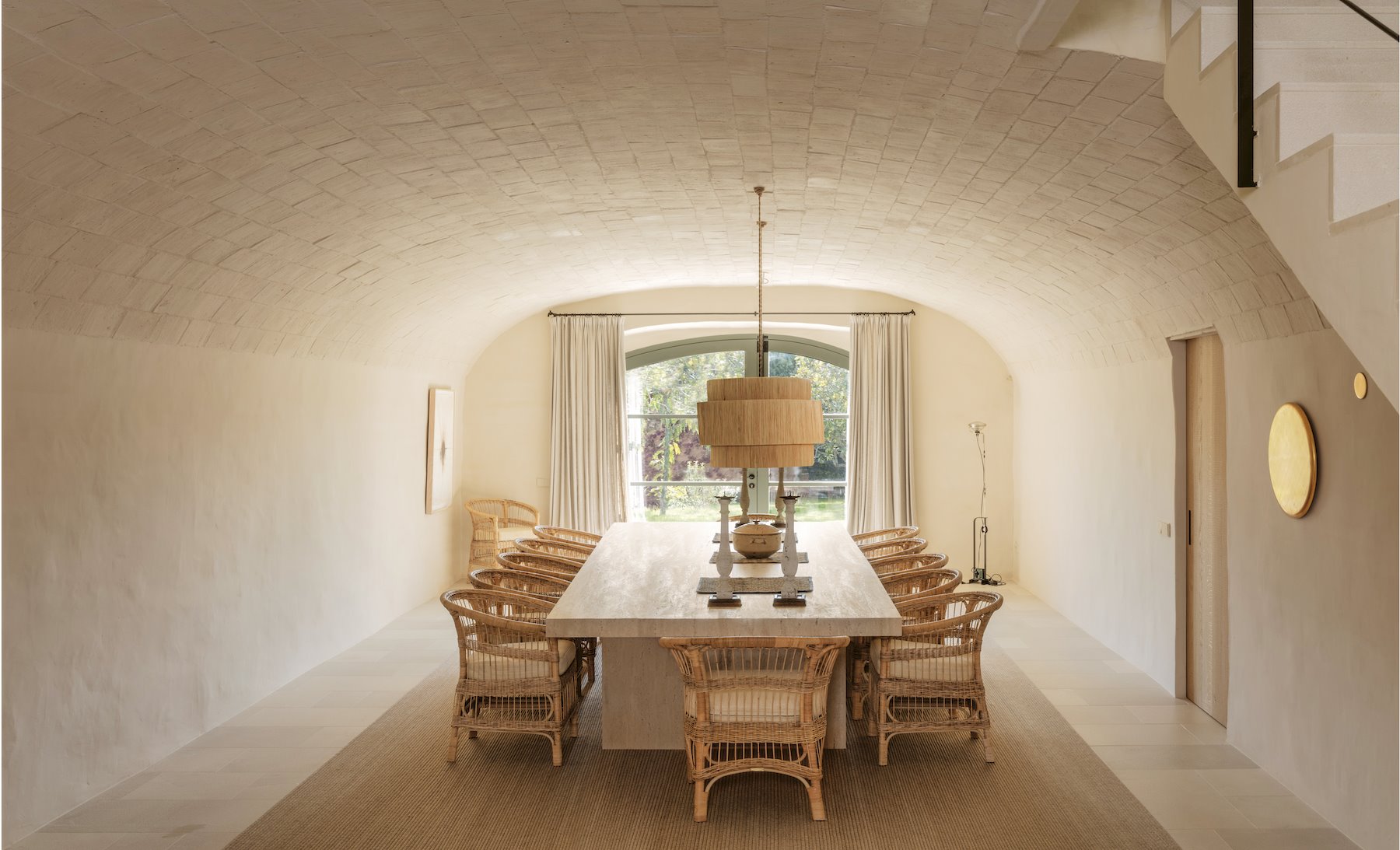 Casa en el Campo con decoracion moderna proyecto de Sandra Tarruella comedor con boveda
