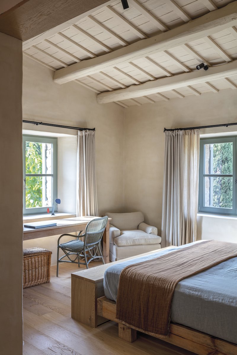 Casa en el Campo con decoracion moderna proyecto de Sandra Tarruella dormitorio con estudio