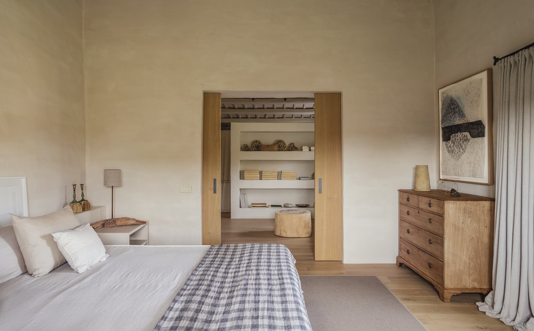 Casa en el Campo con decoracion moderna proyecto de Sandra Tarruella dormitorio