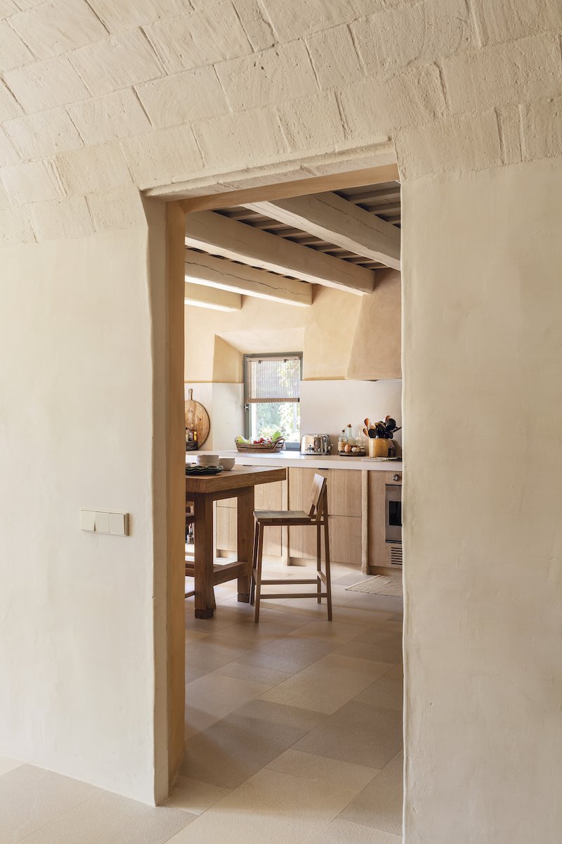 Casa en el Campo con decoracion moderna proyecto de Sandra Tarruella entrada comedor