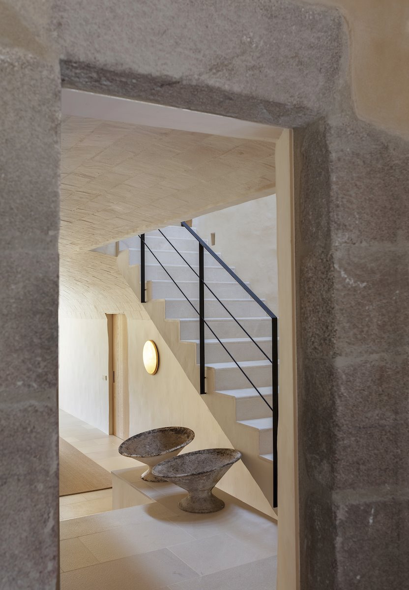 Casa en el Campo con decoracion moderna proyecto de Sandra Tarruella escalera