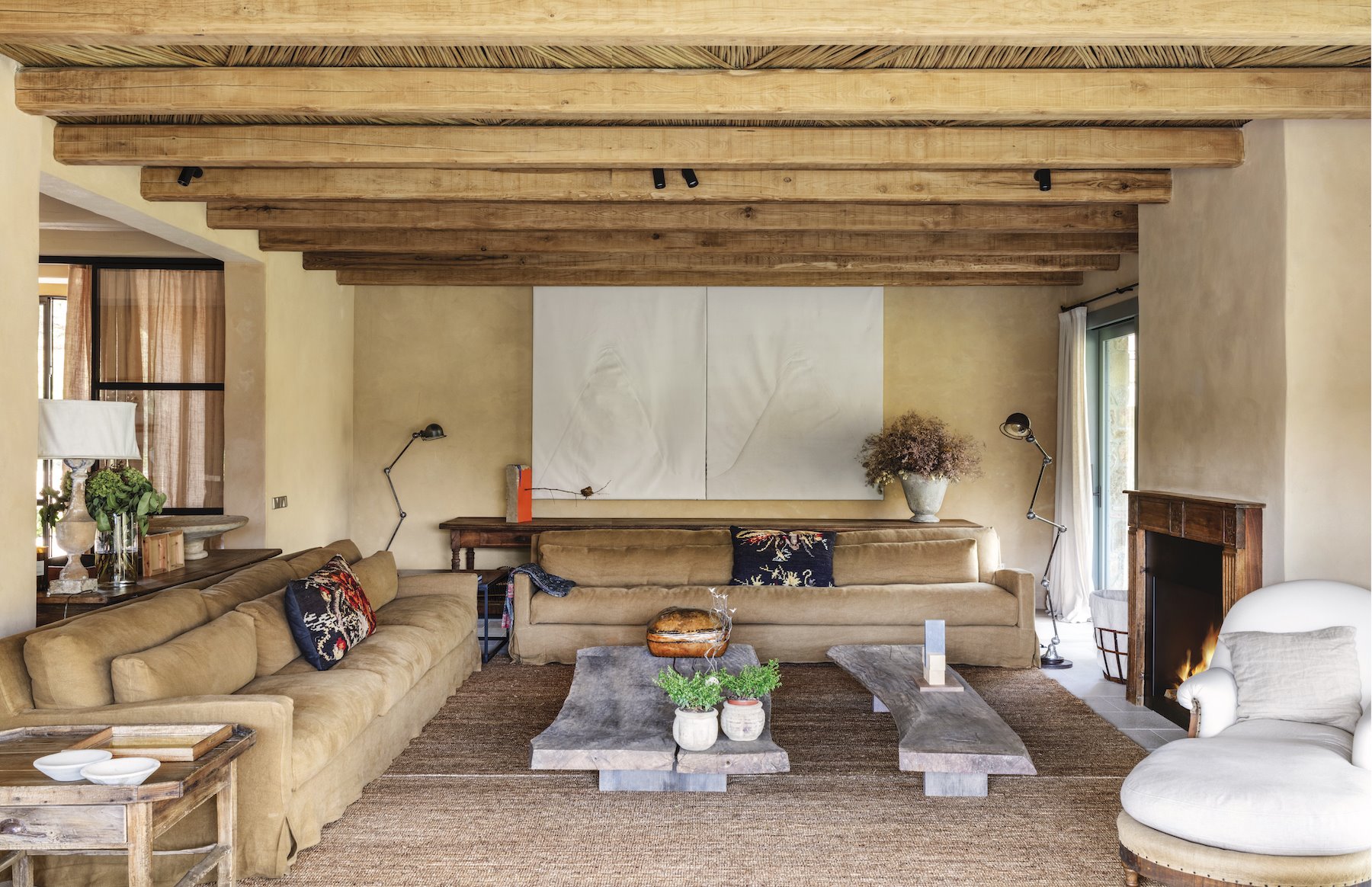 Casa en el Campo con decoracion moderna proyecto de Sandra Tarruella salon con chimenea