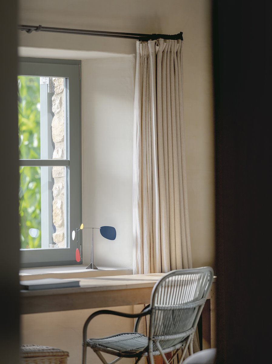 Casa en el Campo con decoracion moderna proyecto de Sandra Tarruella silla junto a una ventana