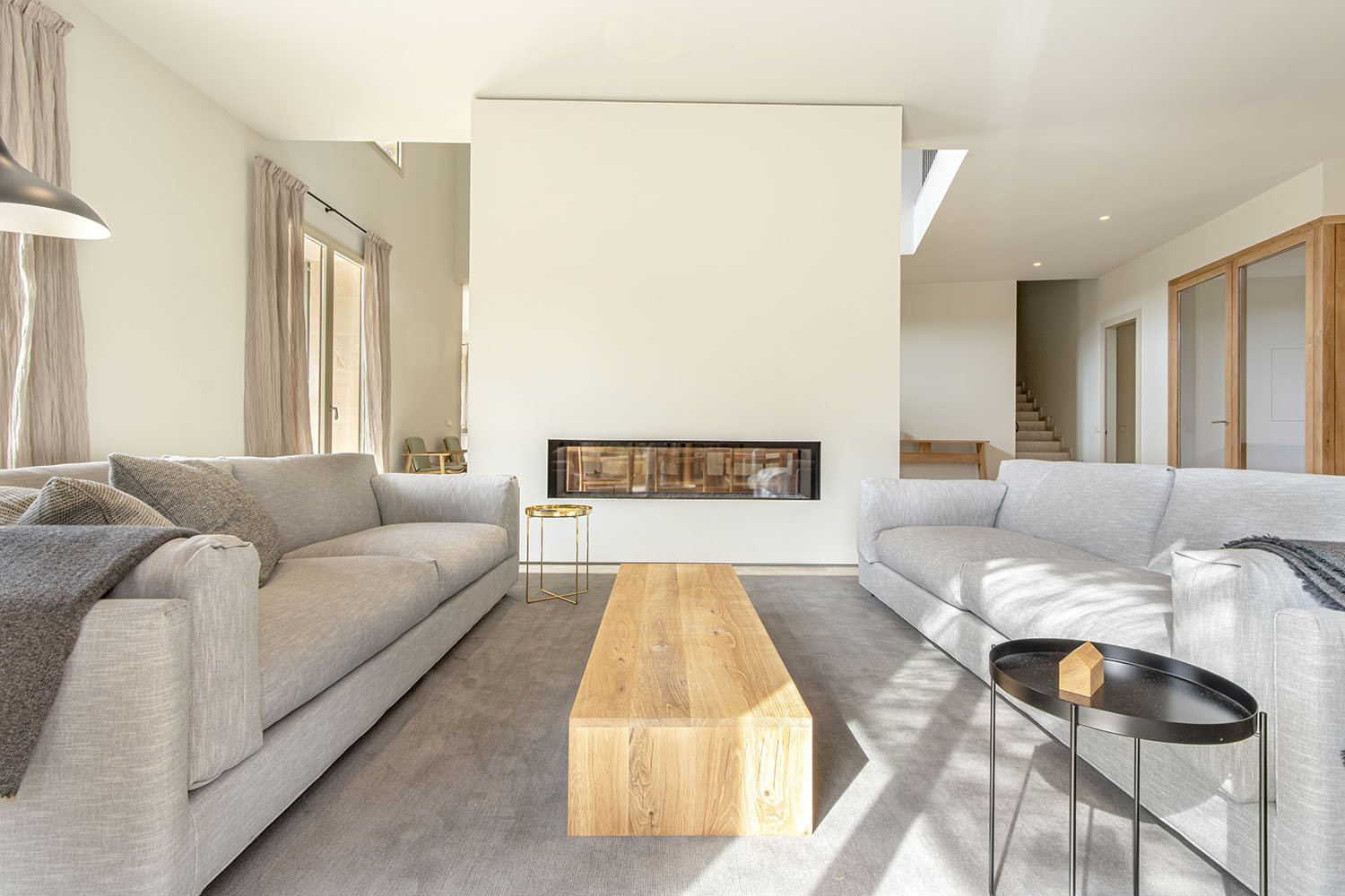 casa son grua mallorca riusech salón sofás chimenea