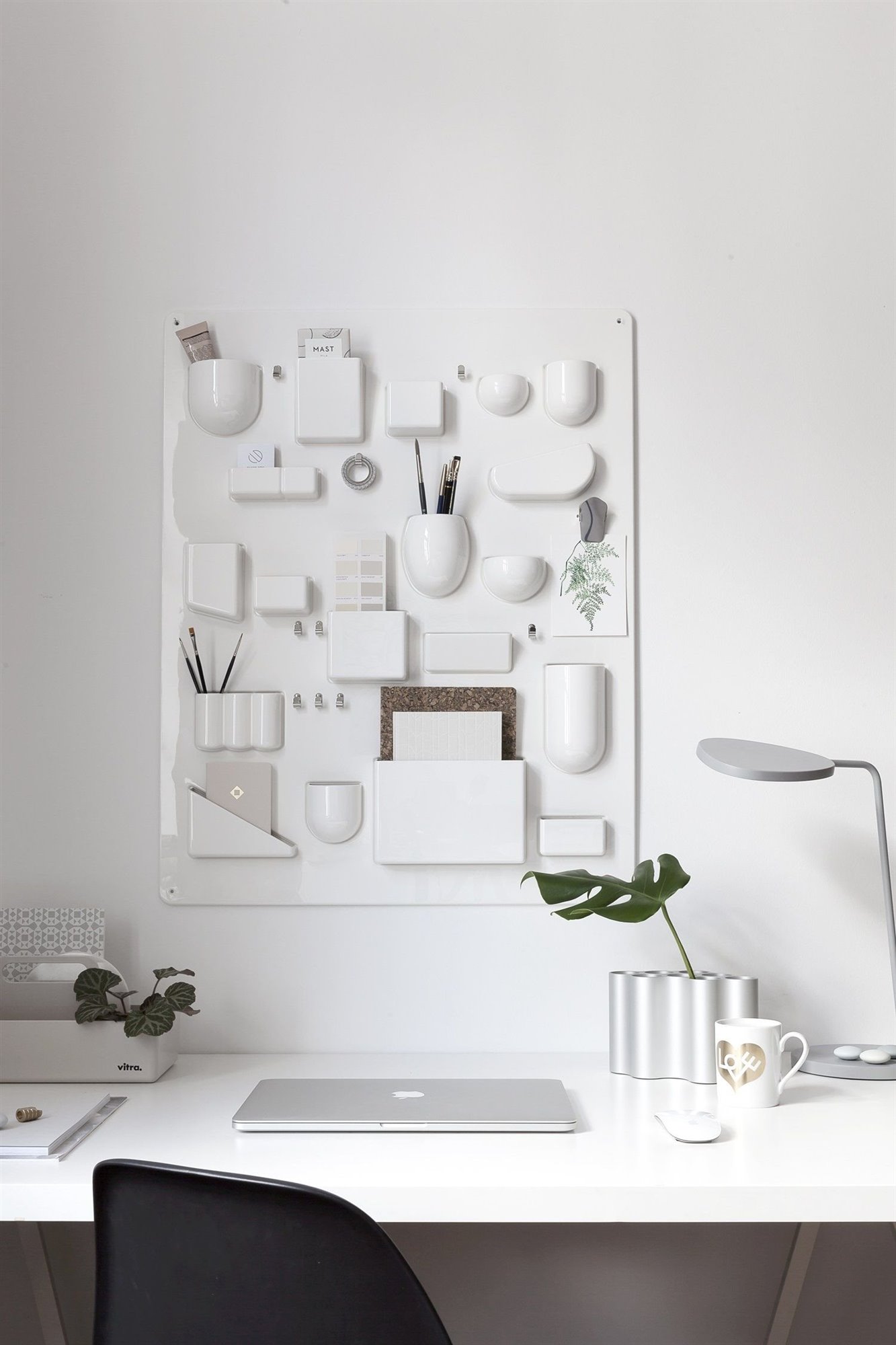 Escritorio con organizador de pared en color blanco