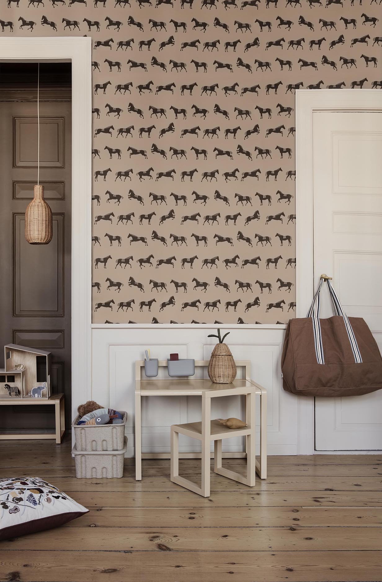 Habitación infantil con papel pintado de pared con estampado de animales