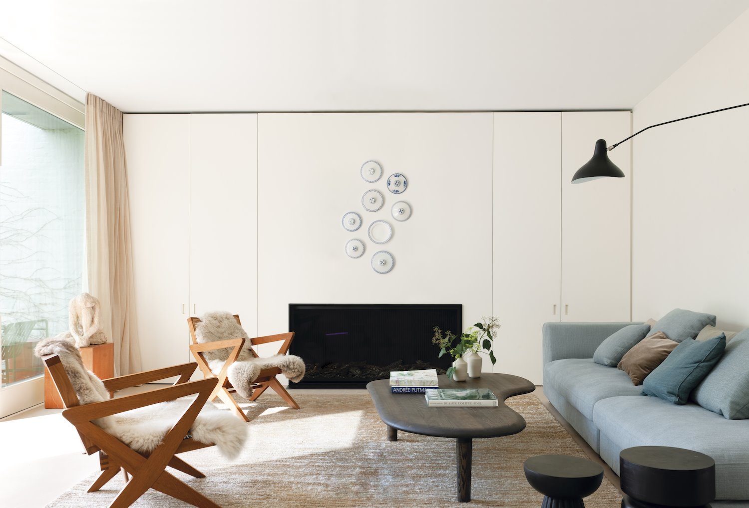 Salon con chimenea abierto al exterior
