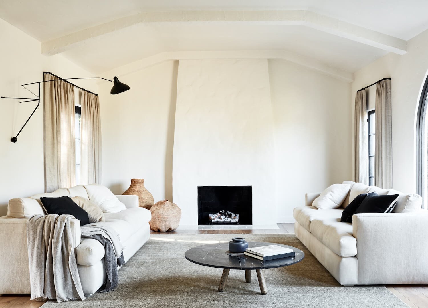 Salon con chimenea y sofas blancos