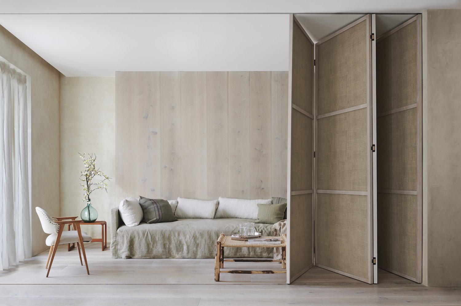 Salon con decoracion minimalista y pocos elementos modernos