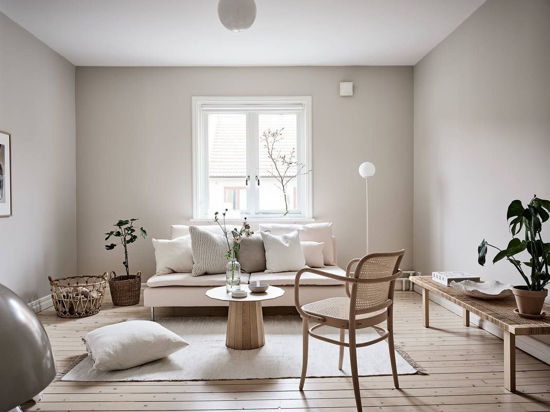 Salon con decoracion y paredes en color beige