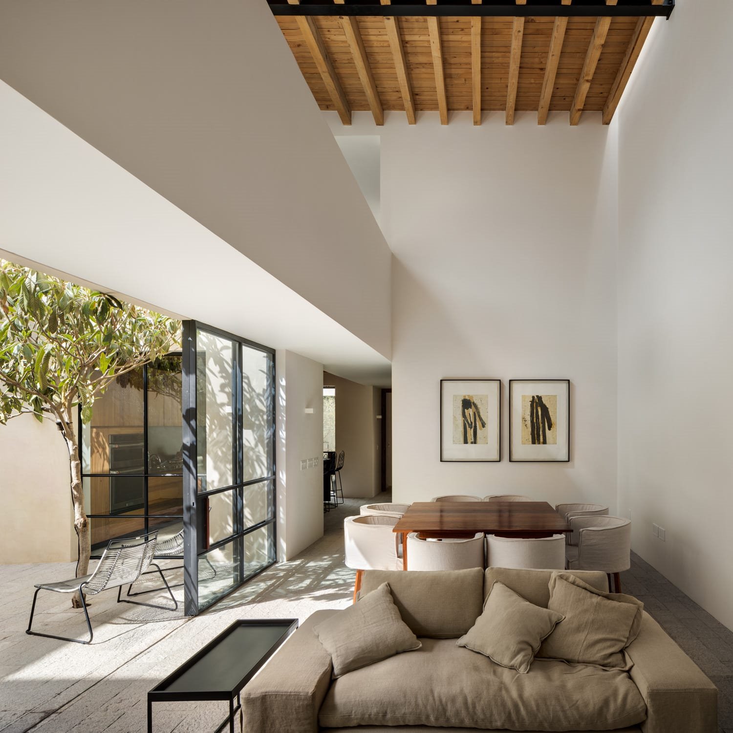 Salon con patio interior con un arbol