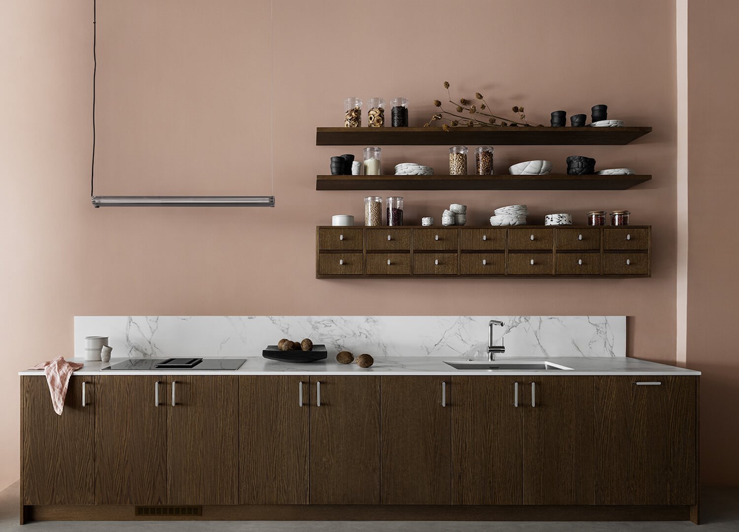 Cocina con estantes ordenados