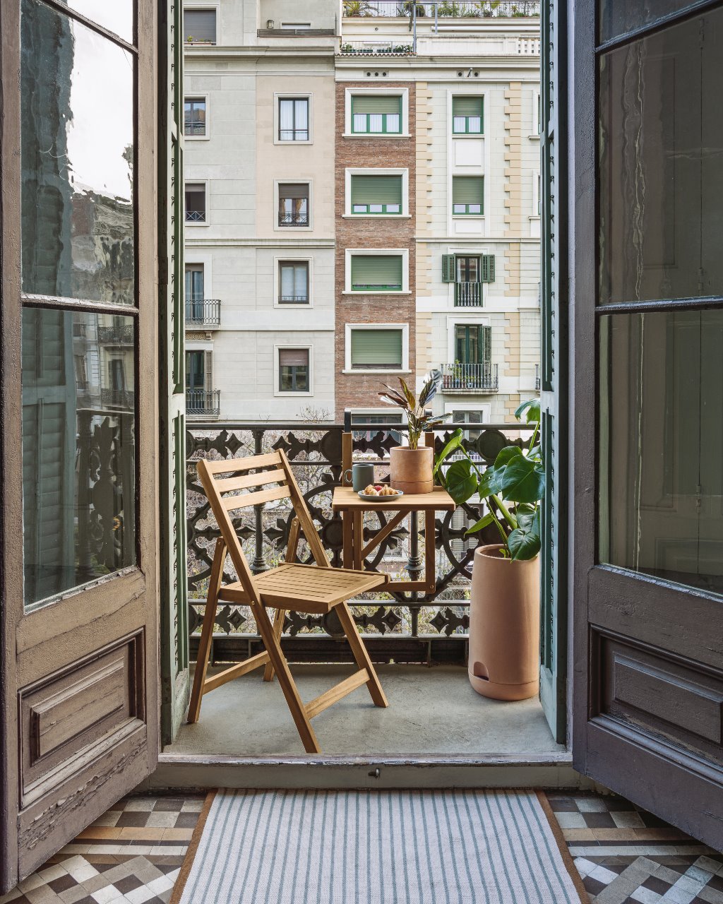 La mesa plegable Amarilis se adapta a cualquier barandilla. 