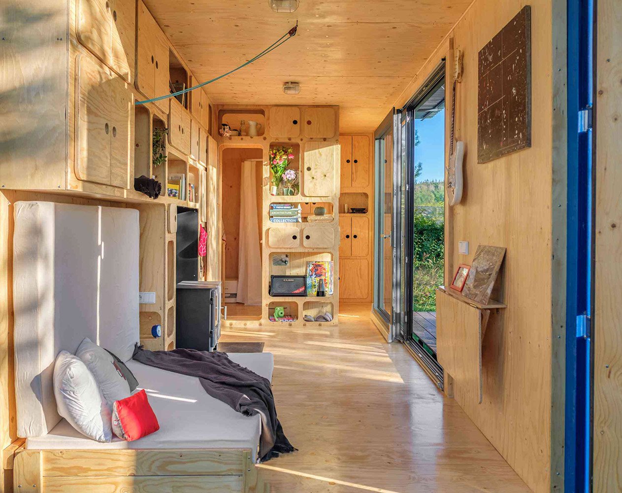 El interior se ha forrado por completo con madera de abeto y diseñado para el máximo aprovechamiento del espacio.