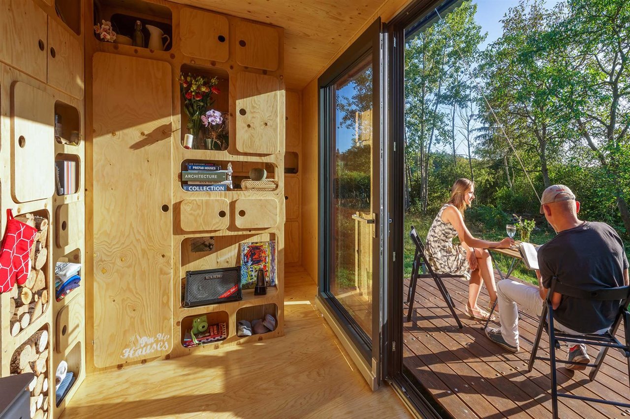 La terraza puede elevarse mediante un cabrestante para cerrar por completo el contenedor.