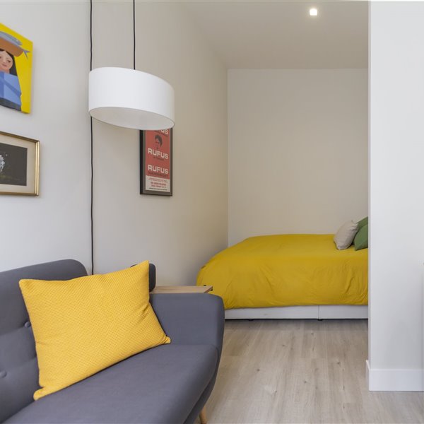 Un minipiso en Madrid con interiores decorados con mucho color