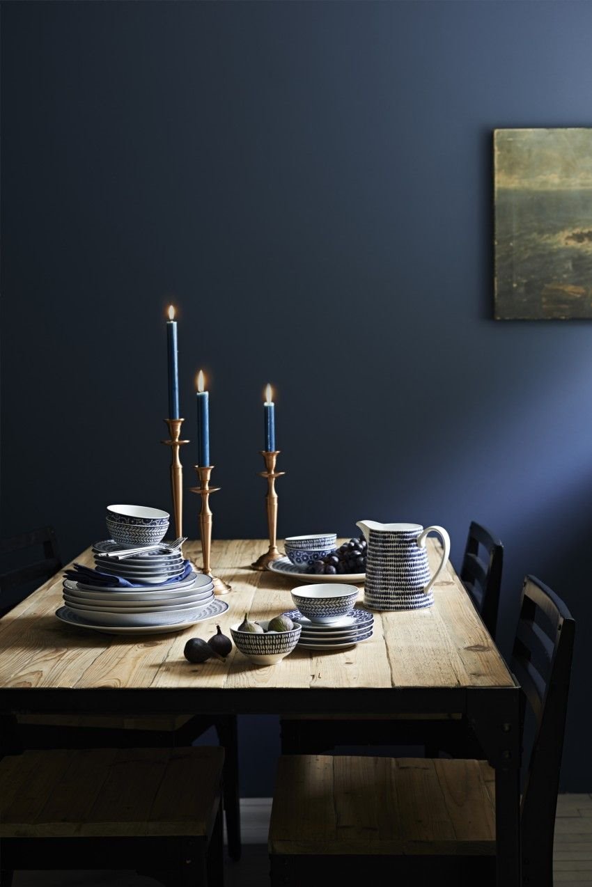 Comedor con paredes en color indigo