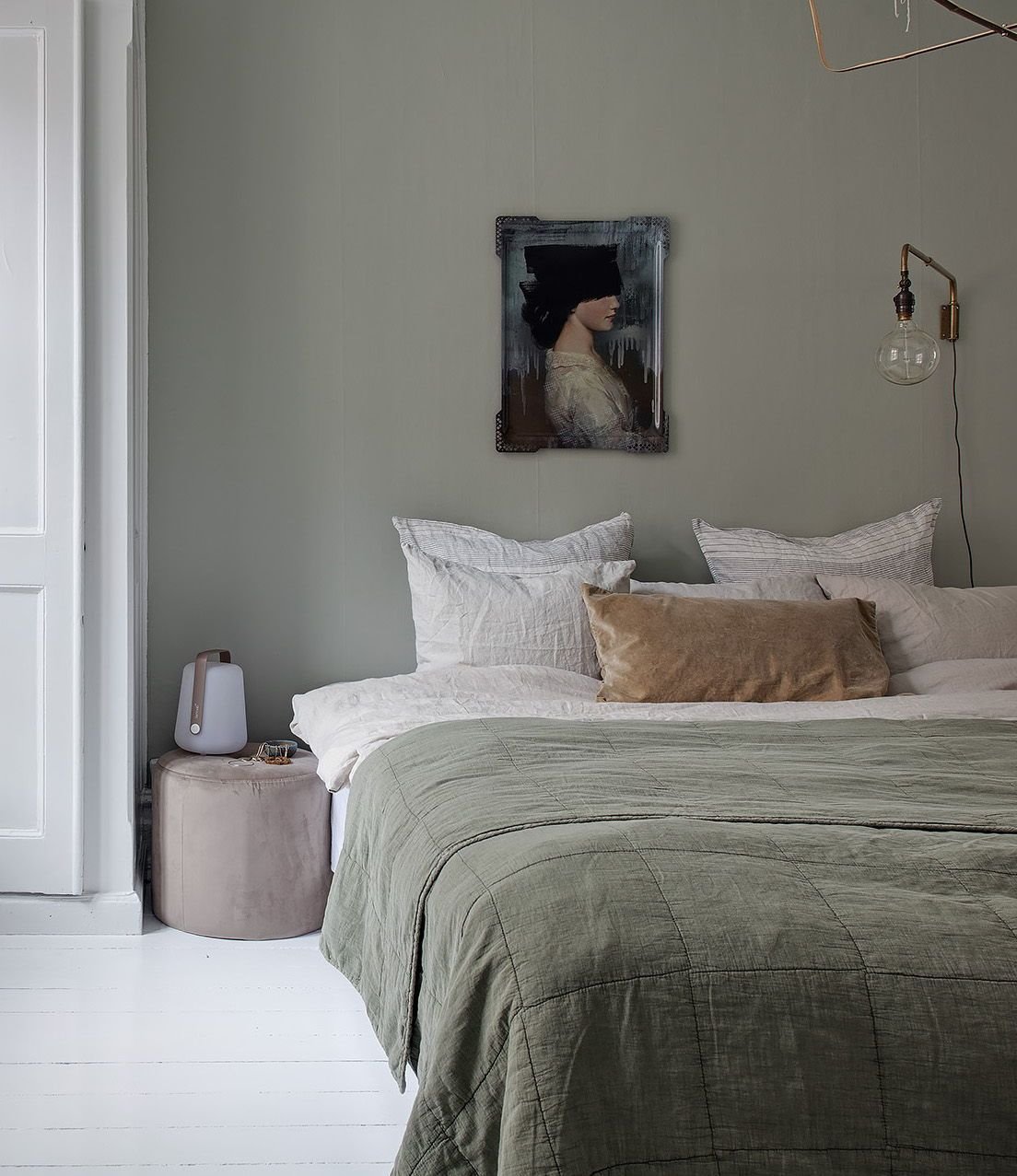Dormitorio con cuadro sobre la cama enmarcado vintage