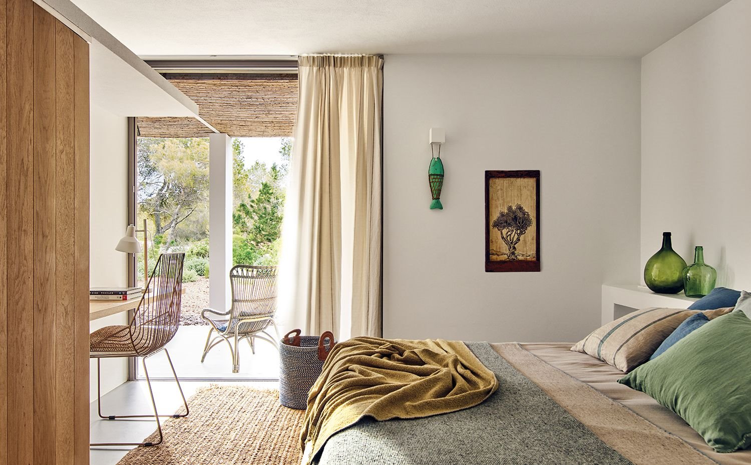 Dormitorio con detalles de estilo rustico y telas de materiales naturales