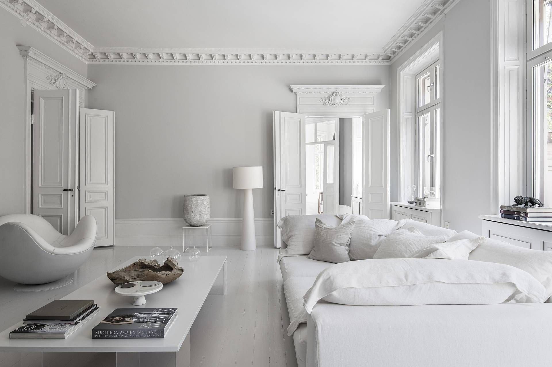 salon con molduras en el techo y sofa de color blanco