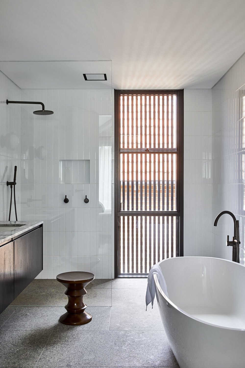Casa en Australia moderna del arquitecto Daniel Boddam baño con bañera