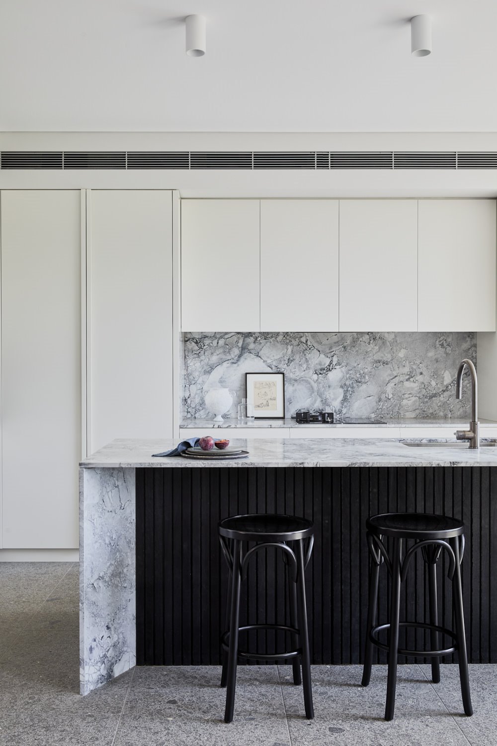 Casa en Australia moderna del arquitecto Daniel Boddam cocina con taburetes negros