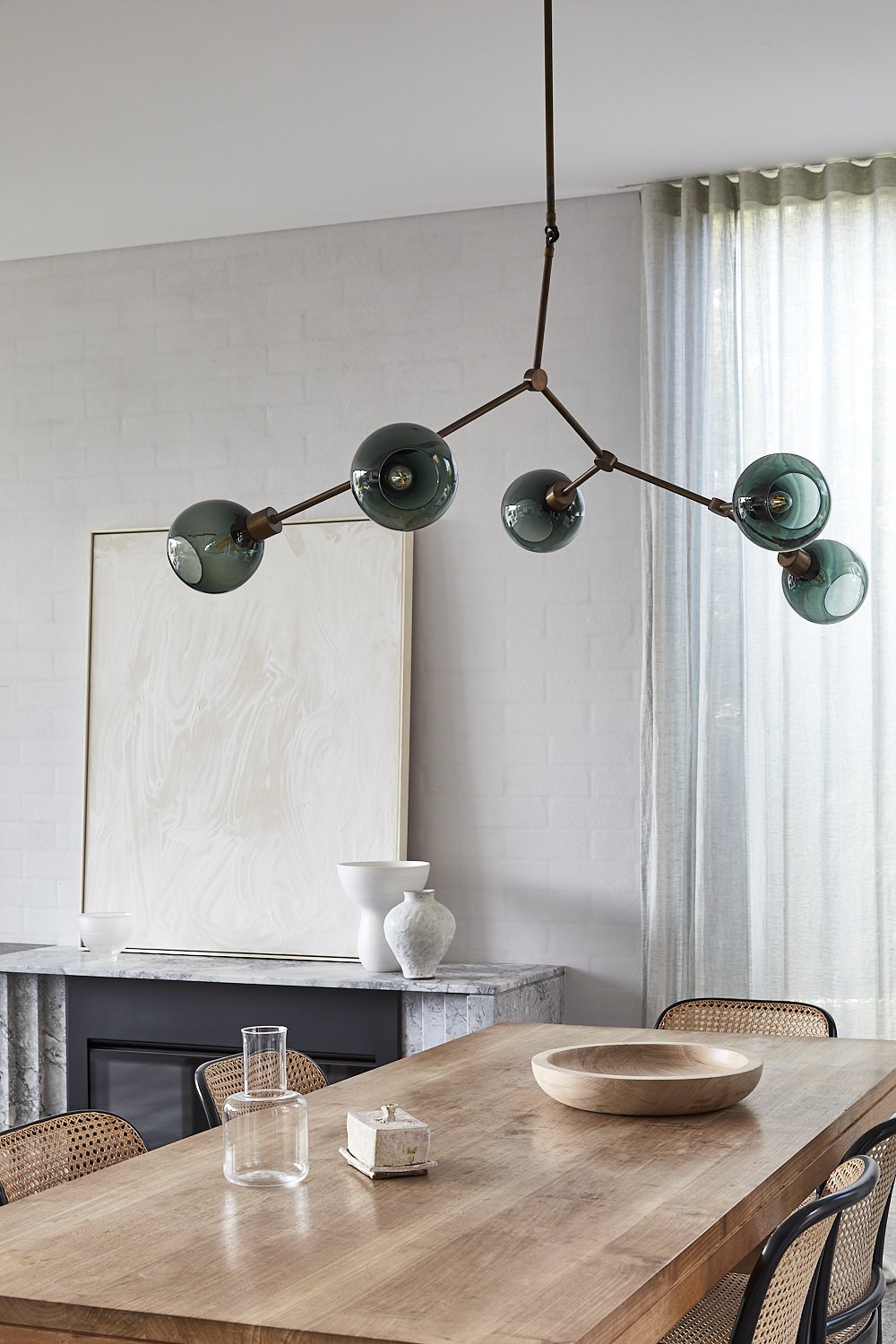 Casa en Australia moderna del arquitecto Daniel Boddam comedor con lampara de techo